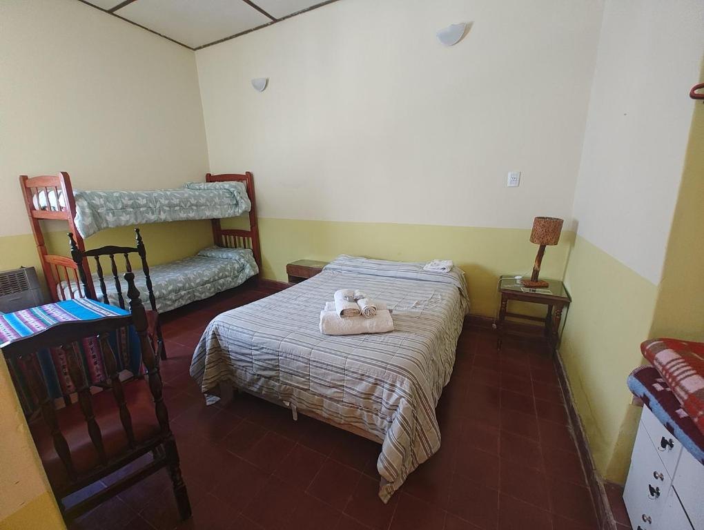 Habitación con cama matrimonial y cucheta